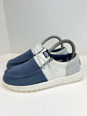 Hey Dude, Wally Youth Tri Varsity Size 4. Navy/White/Gray. EUC 40416-410